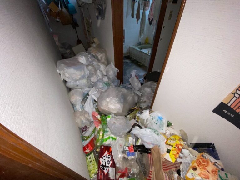 神奈川県_茅ヶ崎市_松浪_ゴミ屋敷清掃_ゴミ回収_不用品回収_一軒家_5LDK_廊下_作業前