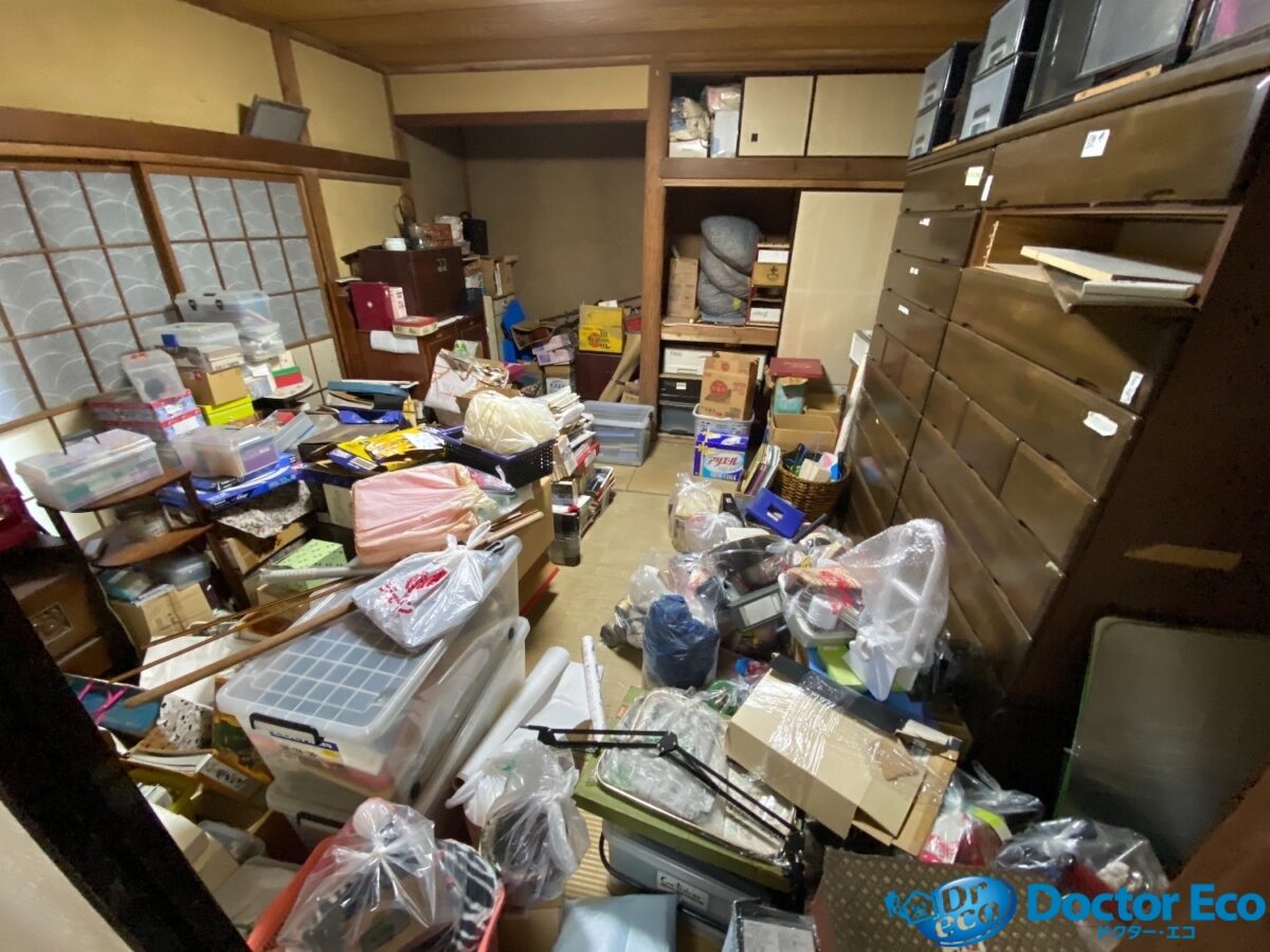 値下げしました！引越しのため売却します。食器棚です。