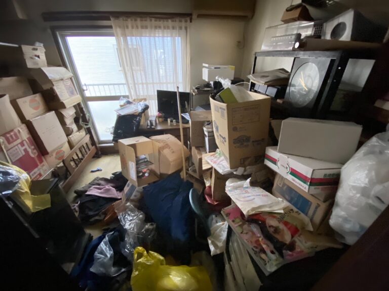 神奈川県大和市中央林間_ゴミ屋敷清掃_残置物撤去_解体時_一軒家_5DK_洋室3_作業前