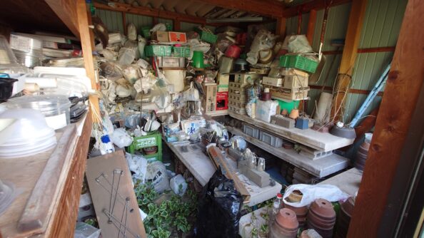 埼玉県北本市 残置物撤去 庭 家周り 草木手入れ 不動産売却 一軒家 6DK プレハブ小屋 プレハブ小屋1 作業前