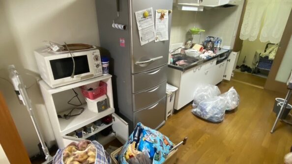 東京都板橋区 残置物撤去 遺品整理 エアコン撤去 引っ越し 退去 団地 都営住宅 2DK ダイニング1 作業前 e1734142238179