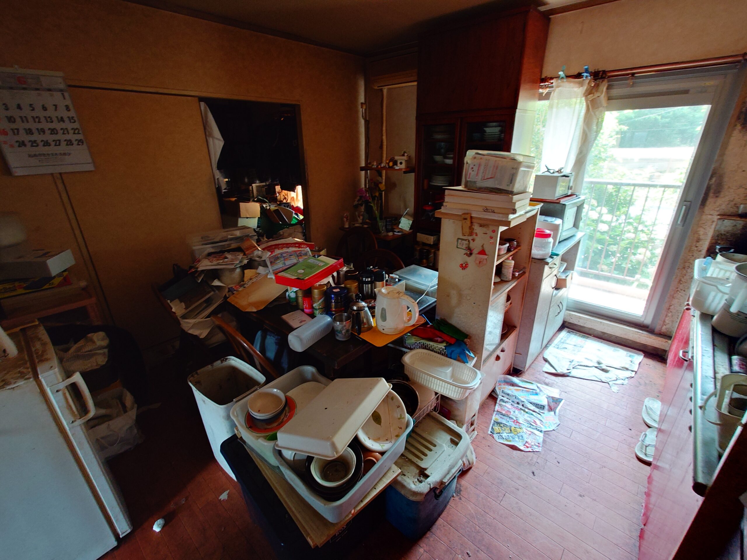 千葉県船橋市_ゴミ屋敷清掃_草刈り_引っ越し_退去時_マンション_4DK_トランクルーム_庭周り_ダイニング1_作業前