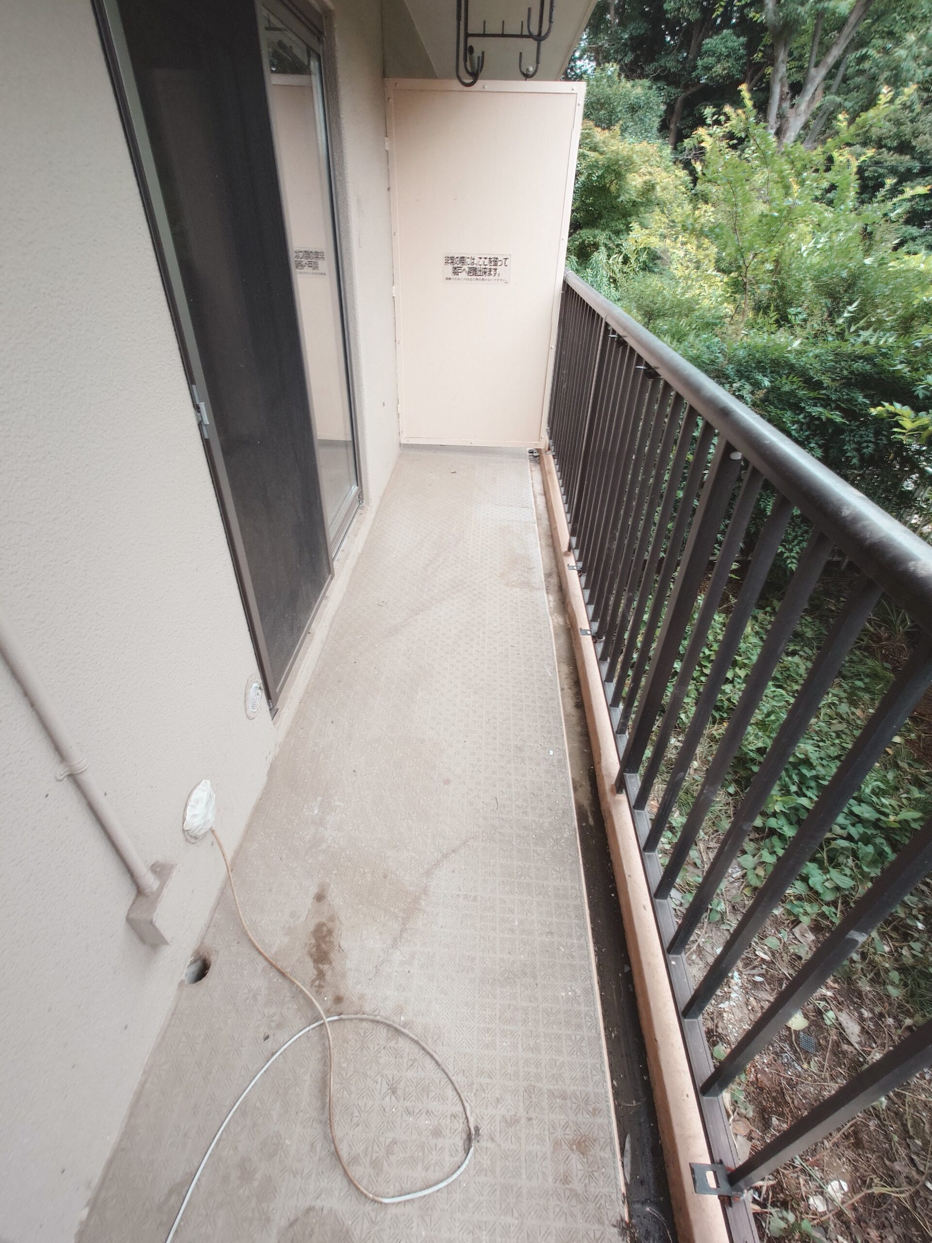 千葉県船橋市_ゴミ屋敷清掃_草刈り_引っ越し_退去時_マンション_4DK_トランクルーム_庭周り_ベランダ1_作業後
