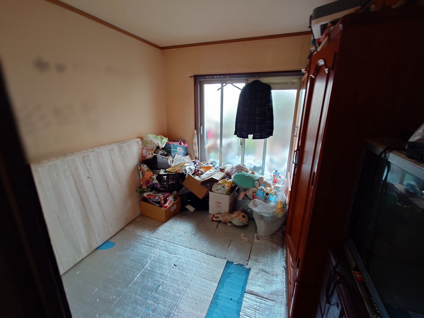 千葉県船橋市_ゴミ屋敷清掃_草刈り_引っ越し_退去時_マンション_4DK_トランクルーム_庭周り_和室3_作業前