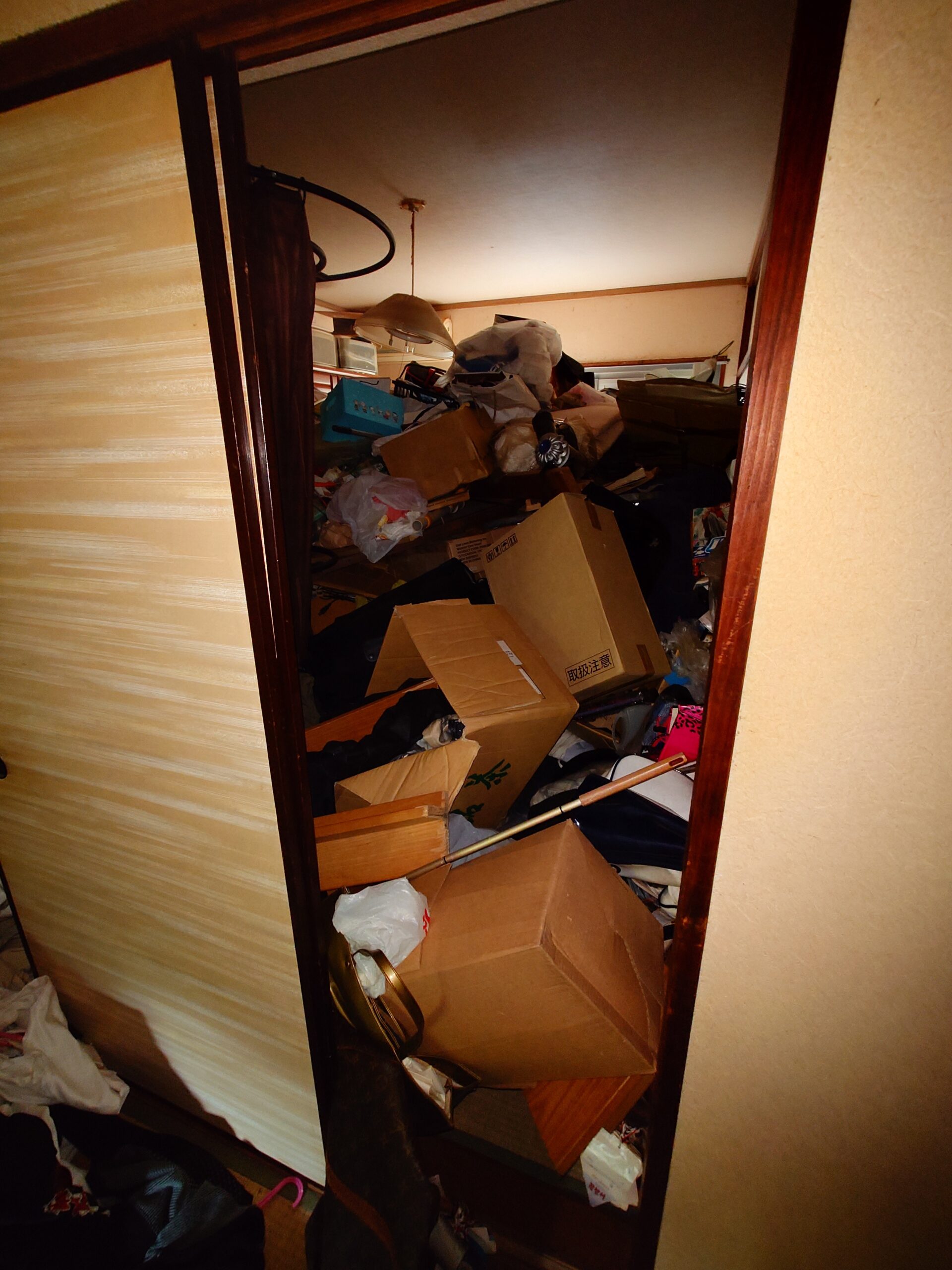 千葉県船橋市_ゴミ屋敷清掃_草刈り_引っ越し_退去時_マンション_4DK_トランクルーム_庭周り_和室4_作業前