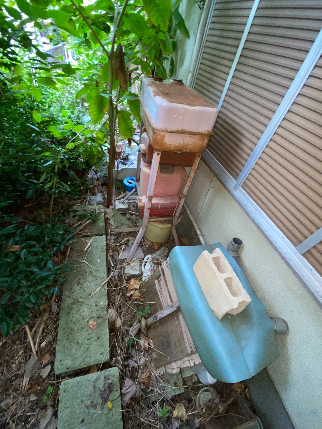 千葉県流山市_不用品回収_物置の解体撤去_庭_草木手入れ_樹木伐採_草刈り_一軒家_外回り_不用品5_作業前