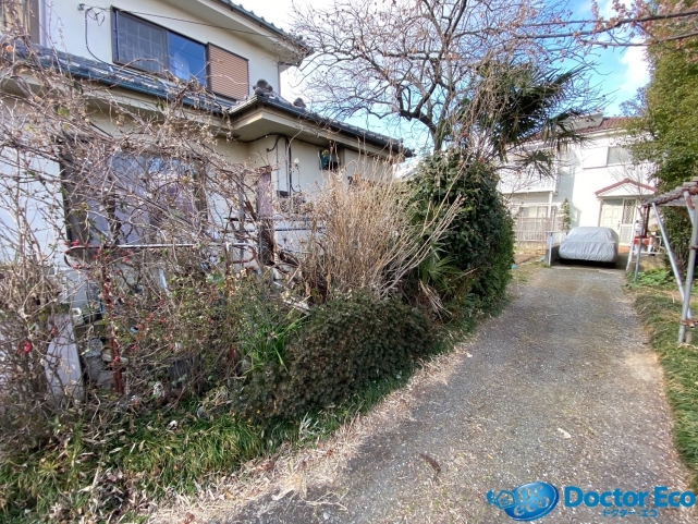 埼玉県越谷市舟渡_樹木伐採_不用品回収_駐車スペース_一軒家_庭_庭5_作業前